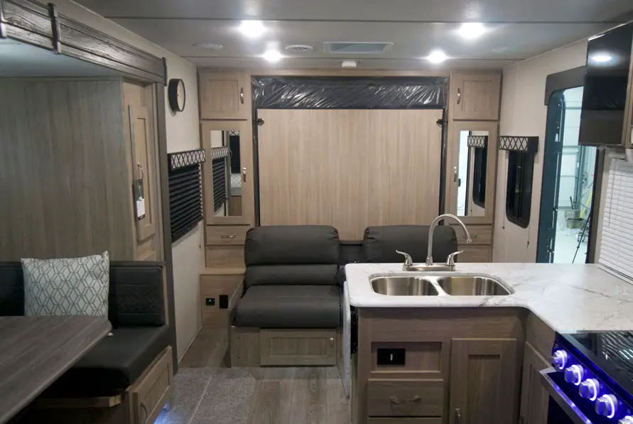 Coachmen Freedom Express Ultra Lite 238bhs bed